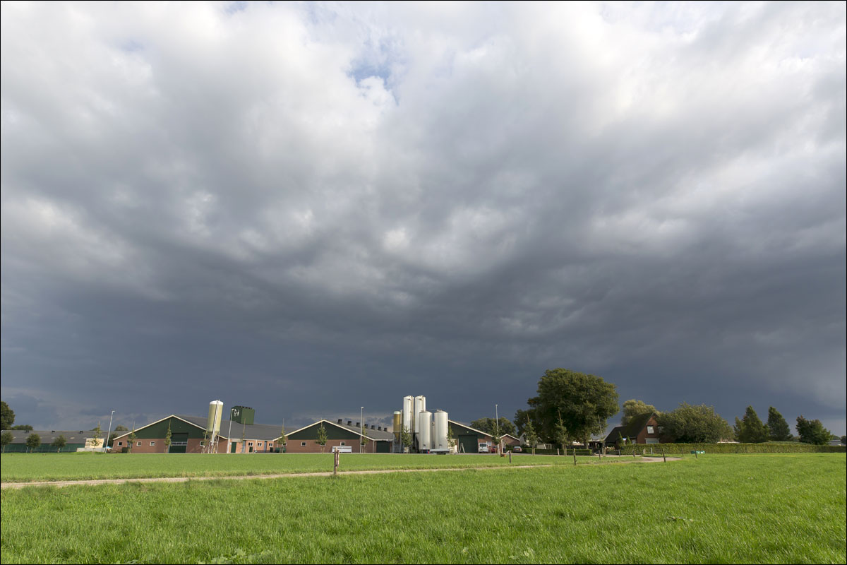 boerderij donkere luchten